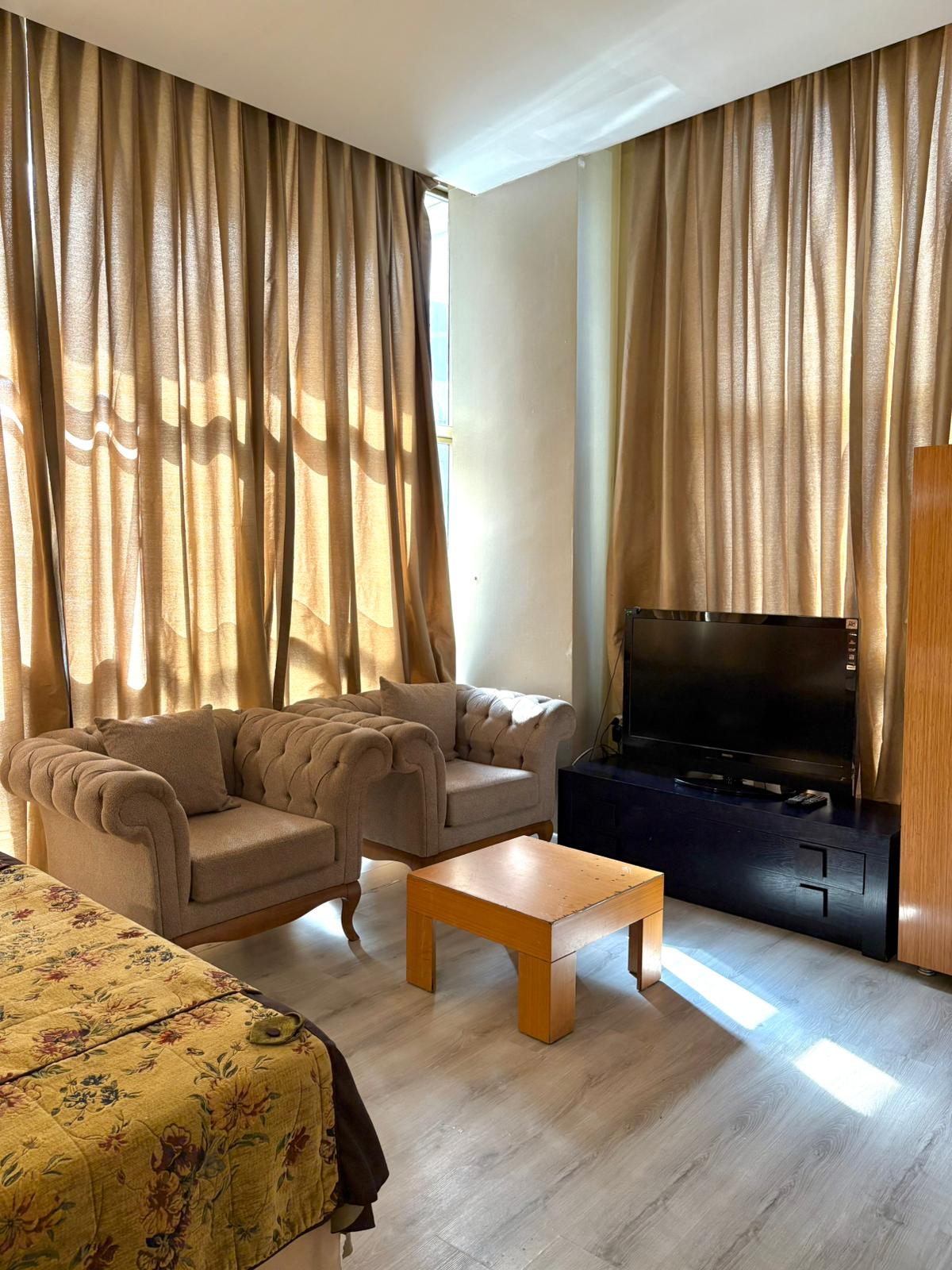 Koltuk ve sehpa olan oturma alanı