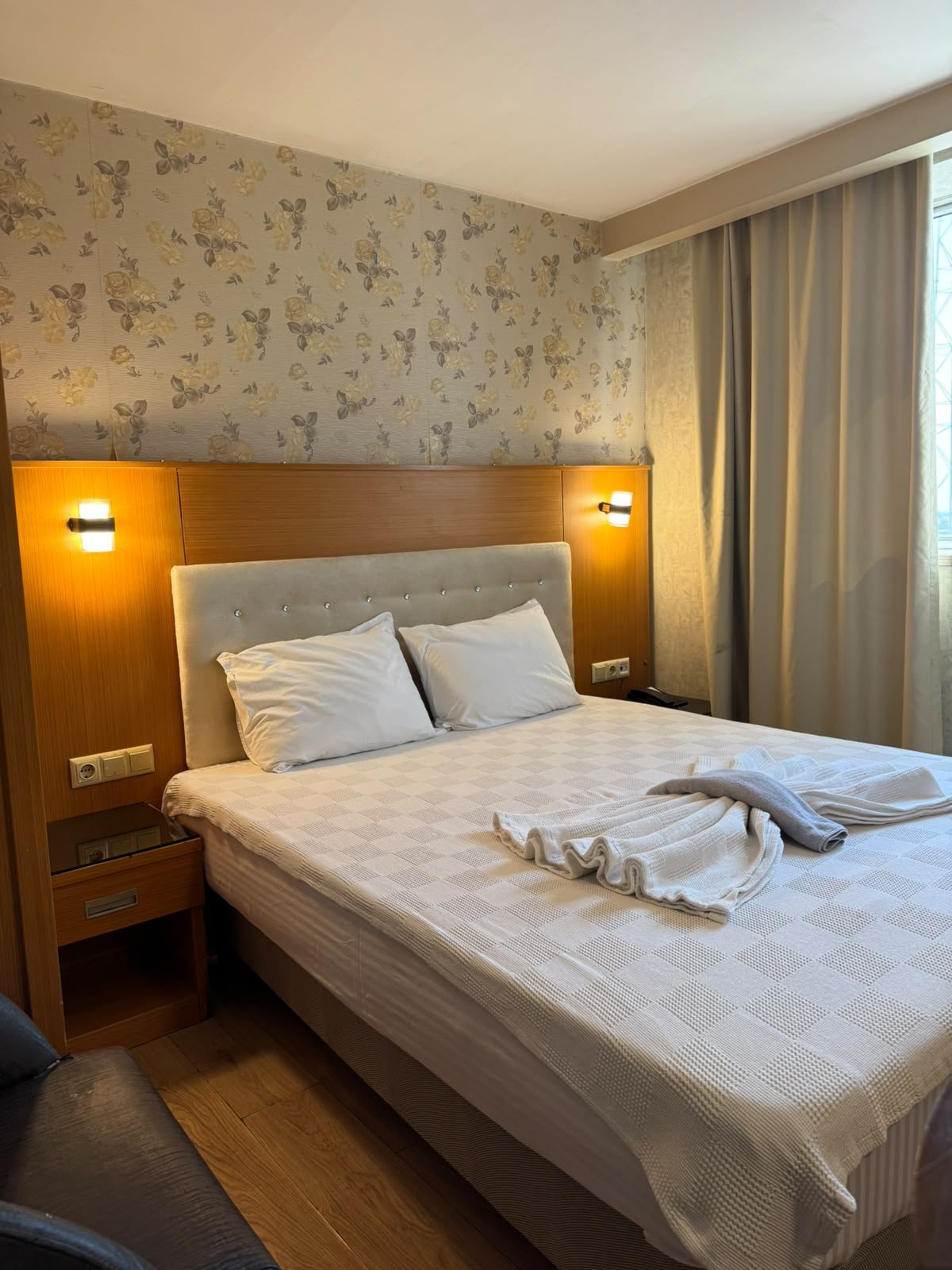 Kapitone başlıklı, sıcak aydınlatmalı tek kişilik oda